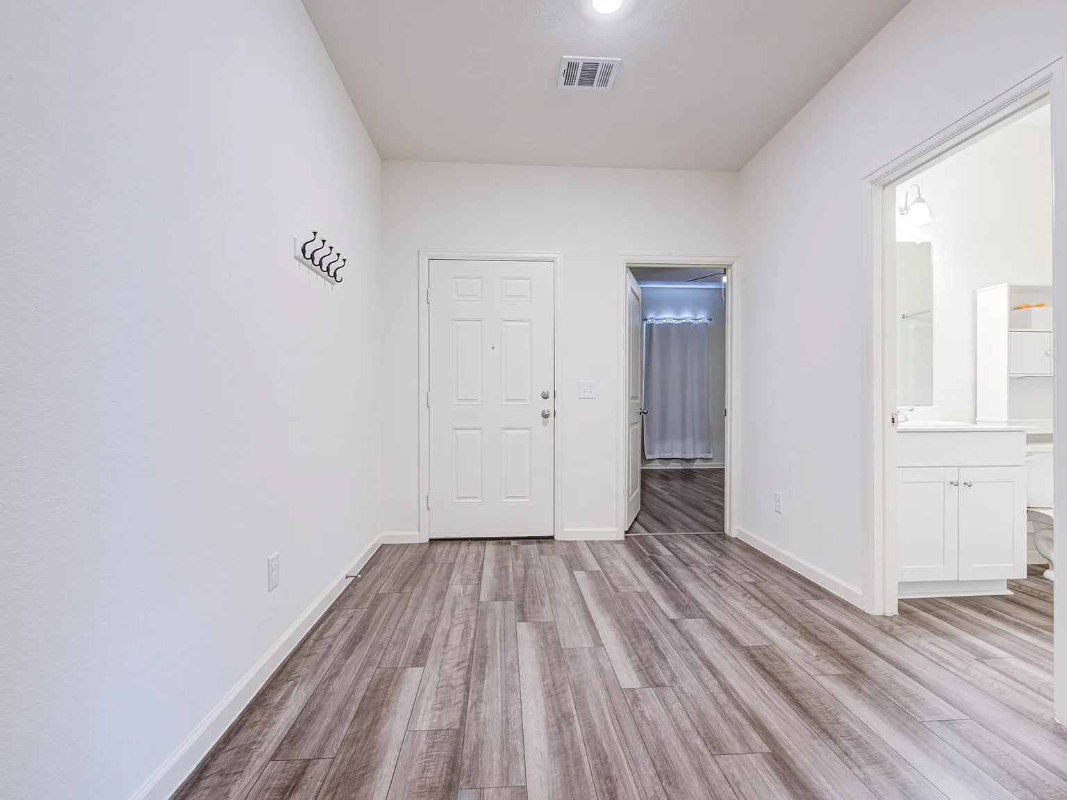 4 bed, 2.0 bath, 1715 sqft, $2,250 — Photo 4