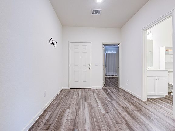 4th image of 1005 Blue Beech Ln