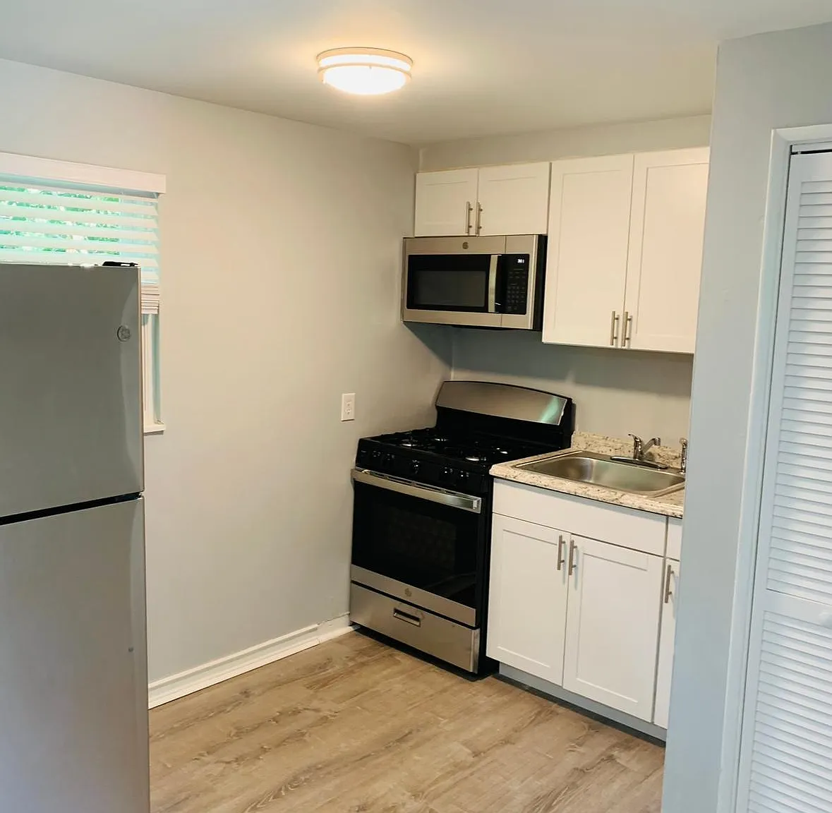 922 Western Ave — Photo 1