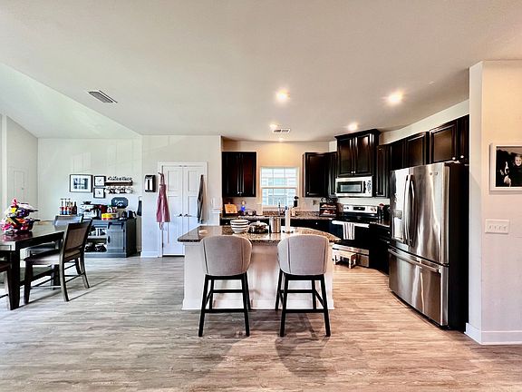 5th image of 2872 Greenwood Dr