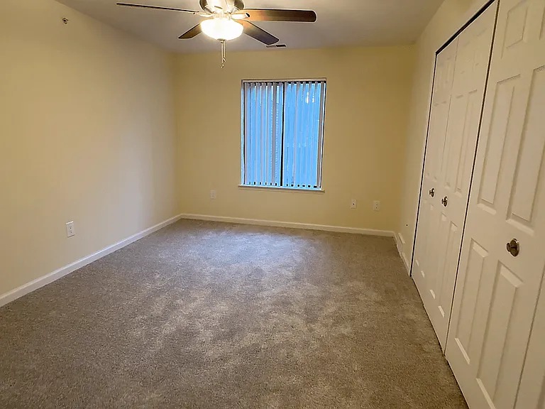 Lakeside Village Apartments — Photo 118
