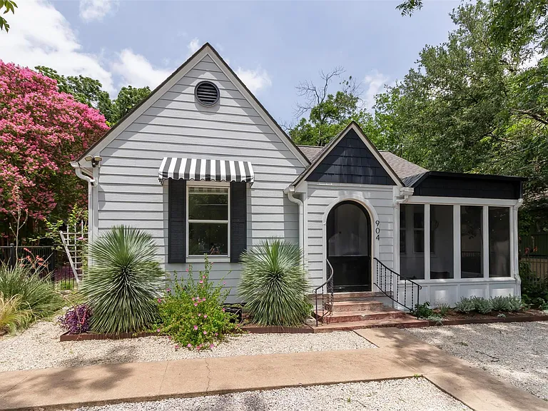 904 Josephine St — Photo 2