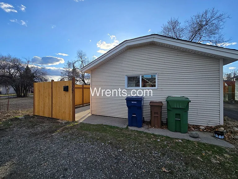 1327 E Bridgeport Ave — Photo 8