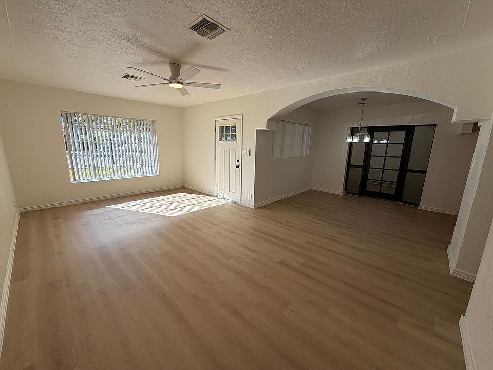 1st image of 1116 E 1st Ave