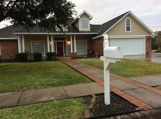 700 Honeysuckle Dr, Edna, TX 77957