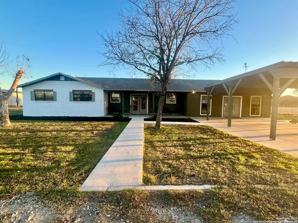 737 Fm 2200, Devine, TX 78016