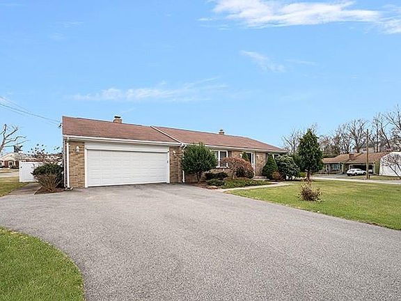 3rd image of 5 Bradford Dr