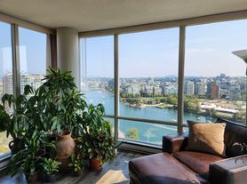 1033 Marinaside Cres