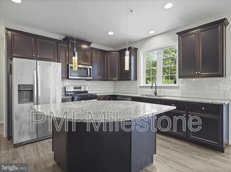4 bed, 3.0 bath, 4280 sqft, $3,400 — Photo 3