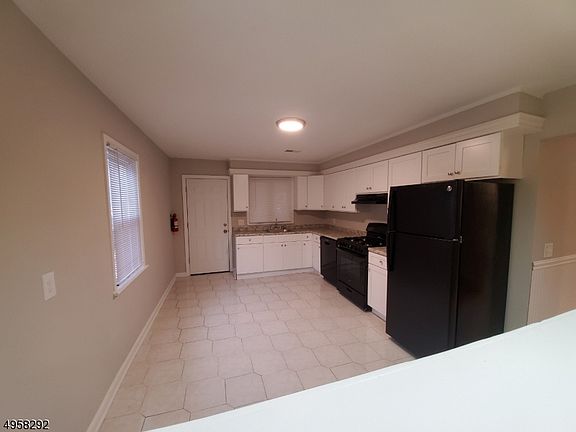 4th image of 76 Hoffman Blvd