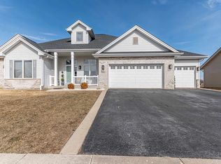 5627 Waters Bend Dr, Belvidere, IL 61008