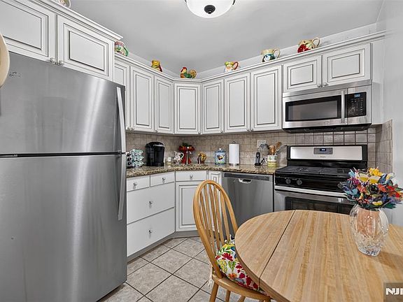 4th image of 2100 Linwood Ave APT 19B