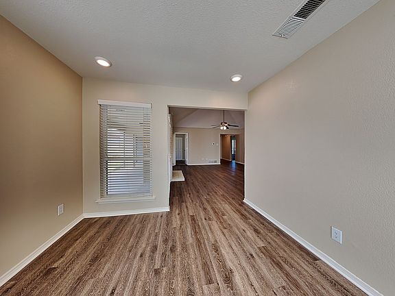 5th image of 909 Country Club Cir