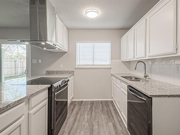 3rd image of 739 Wandering Way Dr