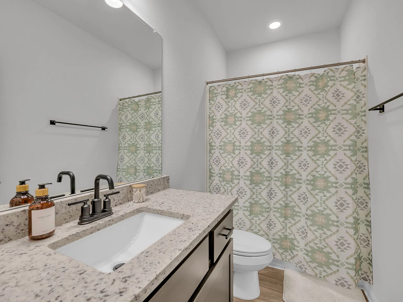4 bed, 2052 sqft, $4,450 — Photo 4