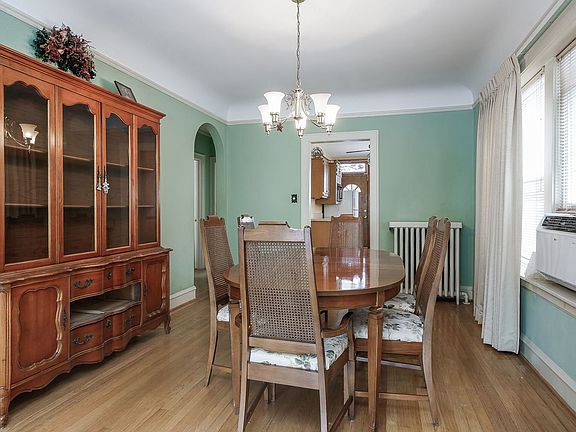 5th image of 10324 Chaucer St