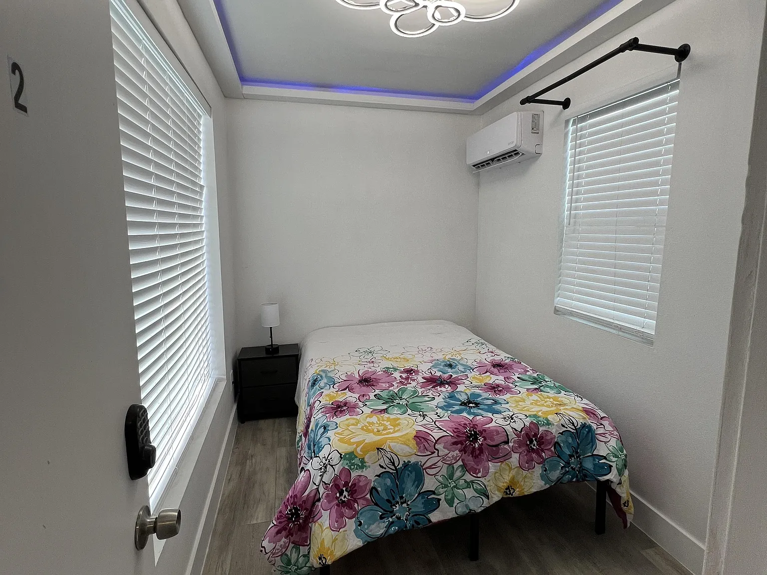 2 bed, 1.0 bath, 320 sqft, $866 — Photo 1