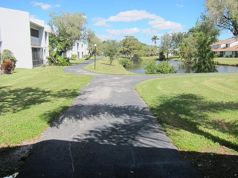 1517 Woodbridge Lakes Cir — Photo 22