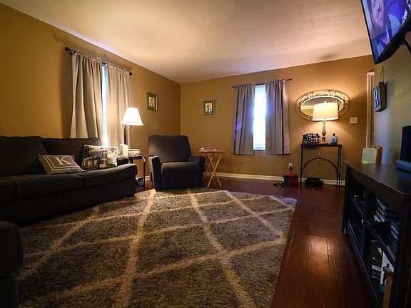 3rd image of 2120 Knob Hill Dr