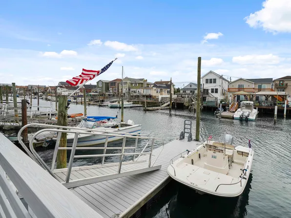 48 Gotham Avenue image 34 of 38