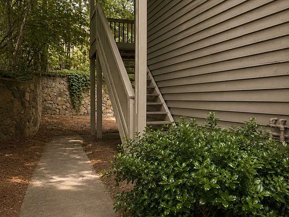 2nd image of 1303 Country Park Dr SE