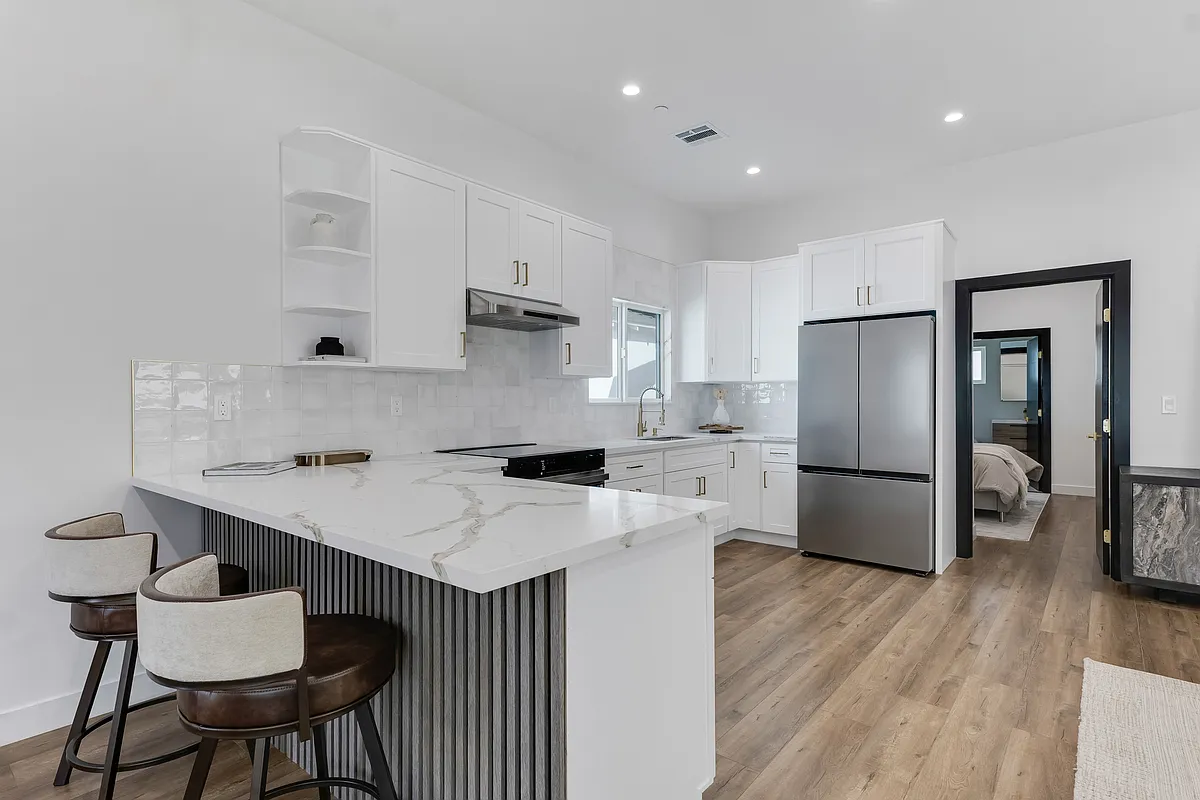 Building Photo - 6204 Beeman Ave #2