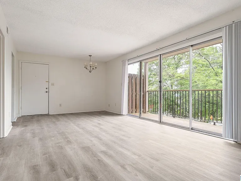 2409 Arlington Cres #D — Photo 9