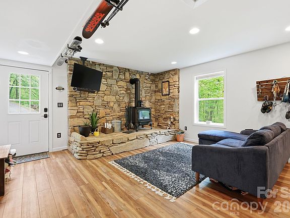 4th image of 302 Rich Mountain Rd