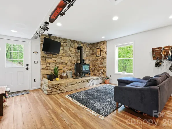 302 Rich Mountain Rd, Flat Rock, NC 28731