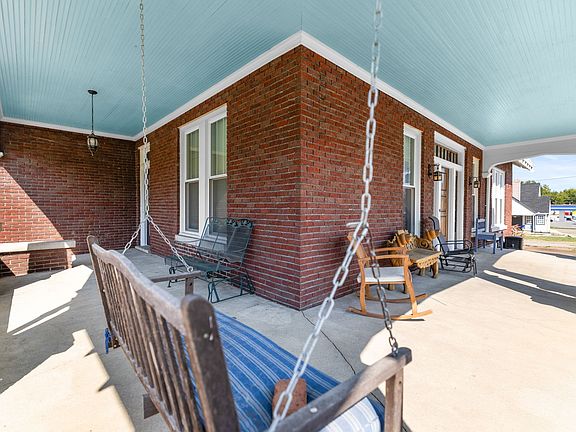 3rd image of 527 Deery St