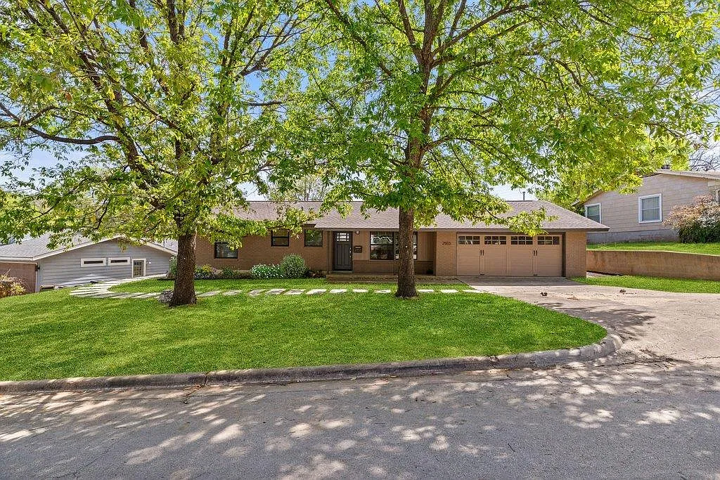 6 bed, 5.0 bath, 2100 sqft, $8,975 — Photo 3