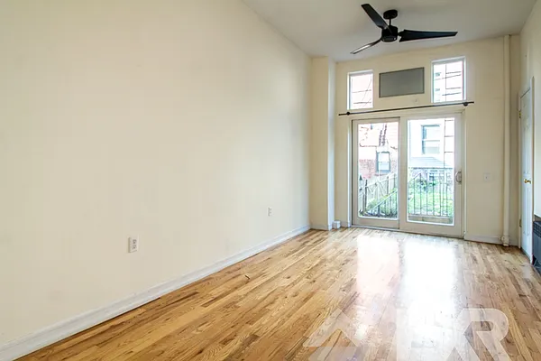 Rented by EXR | media 9