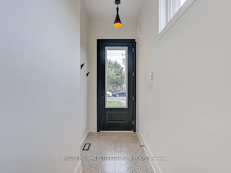 16 A Maple Ave N — Photo 2
