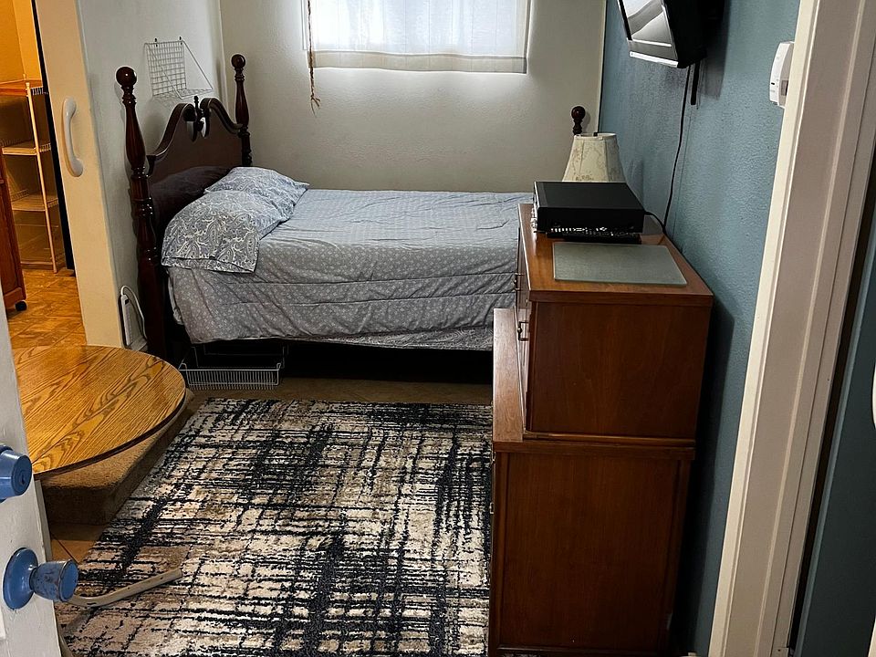 1st image of 2040 Clover Dr #B