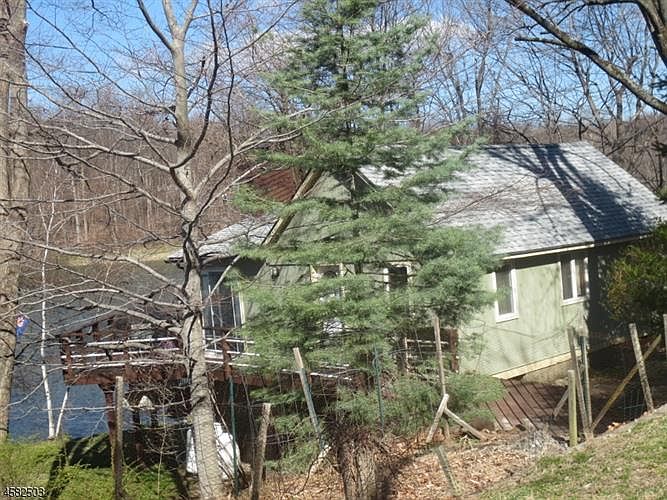 1st image of 32 Lakeshore Dr NW