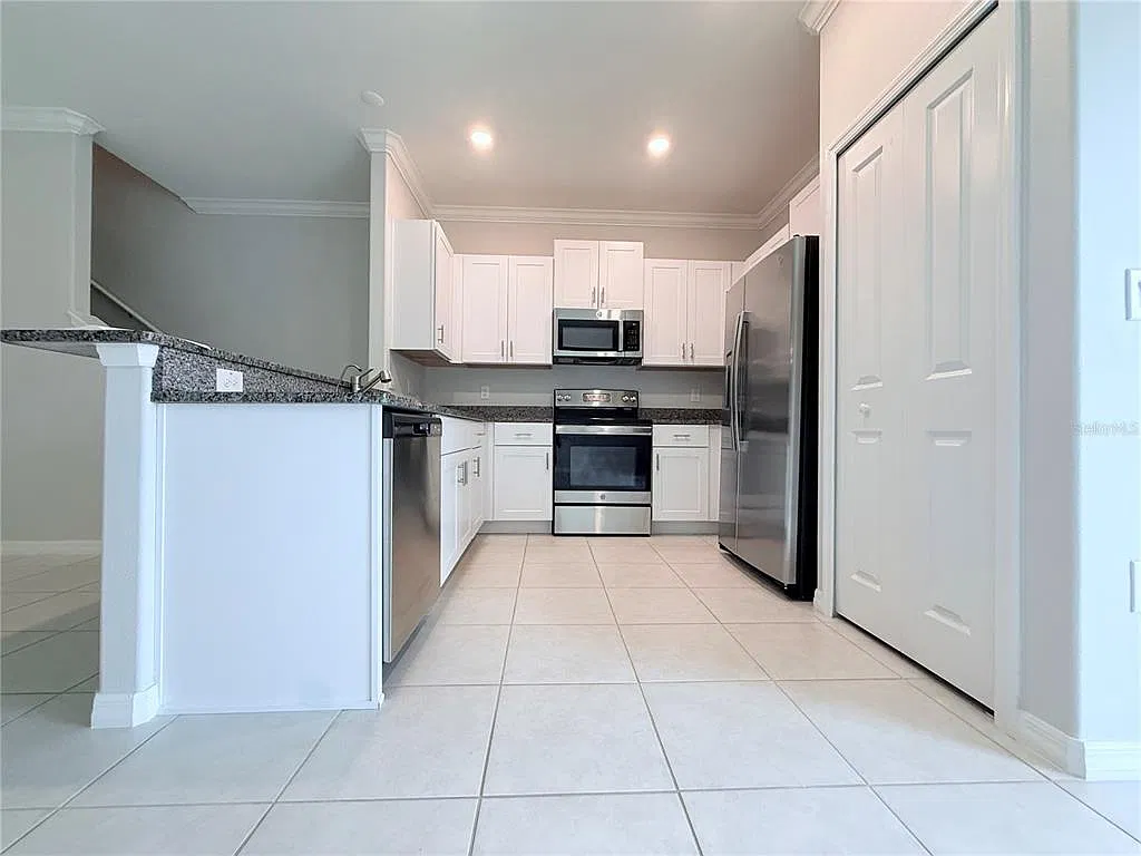 3 bed, 2.5 bath, 1666 sqft, $2,000 — Photo 2
