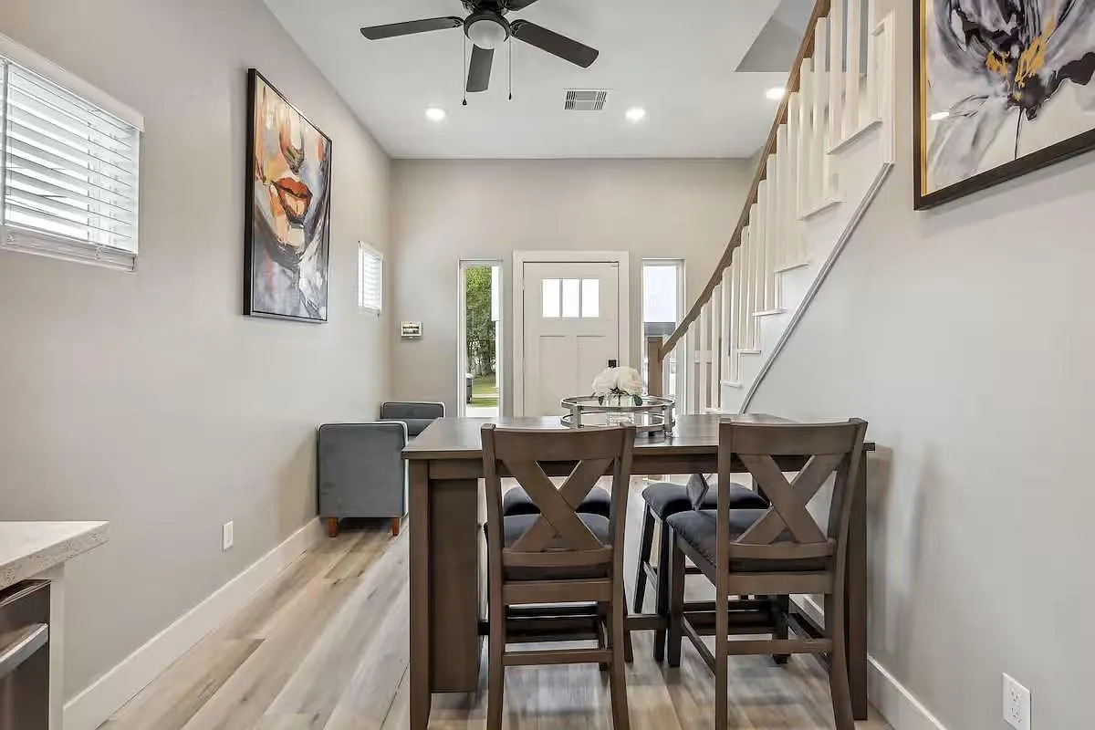 3 bed, 3.0 bath, 1475 sqft, $2,100 — Photo 2