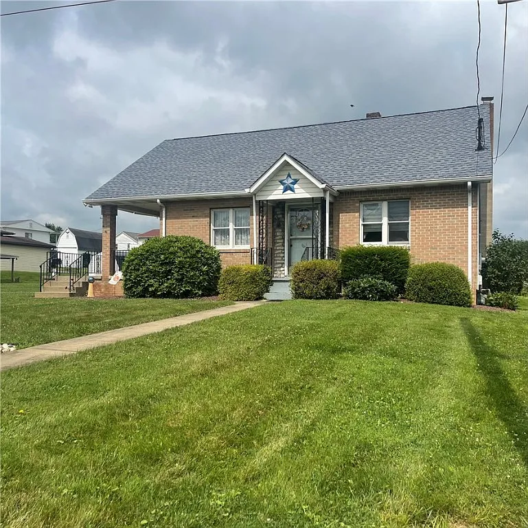 221 Roberts St photo 1
