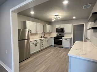 209 S 8th St, La Porte, TX 77571