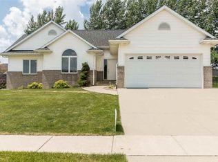 345 Prairie View Cir, Fairfax, IA 52228