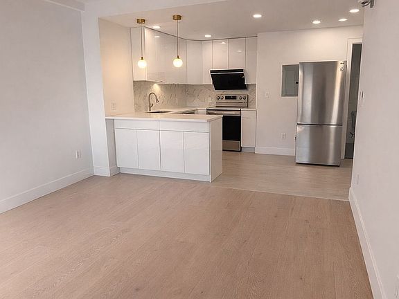 3rd image of 52-16 Roosevelt Ave #2C