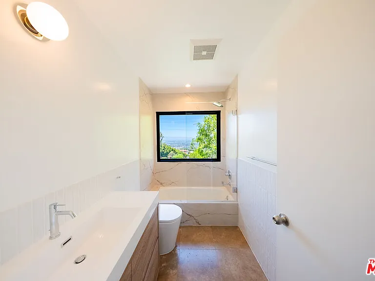 13302 Mulholland Dr — Photo 26