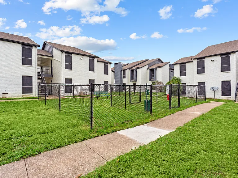 Harwell Apartments — Photo 16