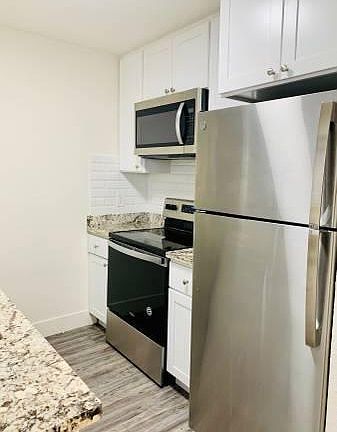 Unit 204 2nd Floor 2 bedroom with Remodeled Kitchen!!!