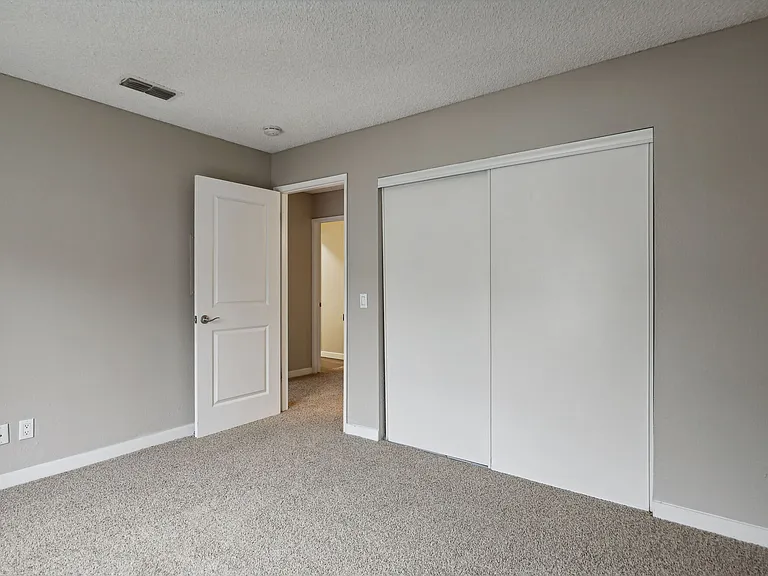 Ellington Apartments — Photo 34