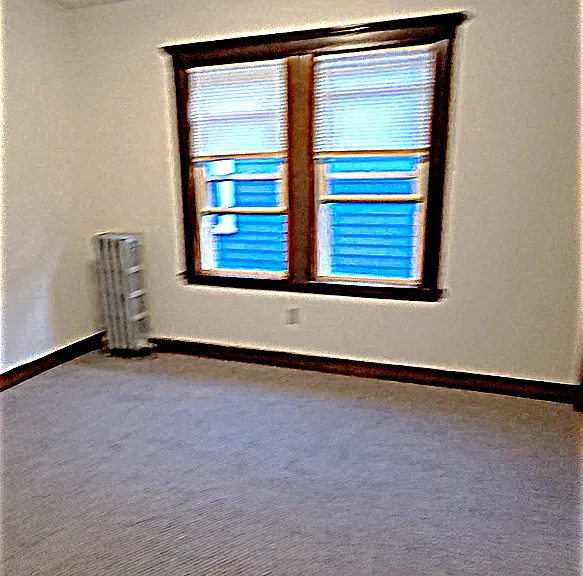 Windows in middle bedroom