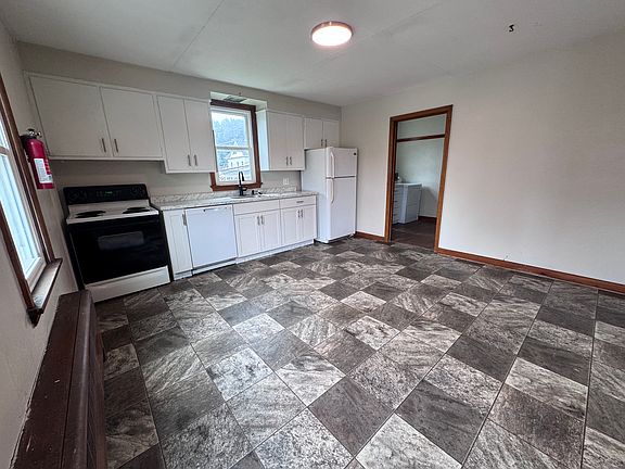 3rd image of 440 Spruce St #2
