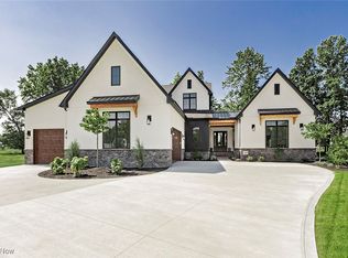 3041 Andrews Ln, Willoughby Hills, OH 44092