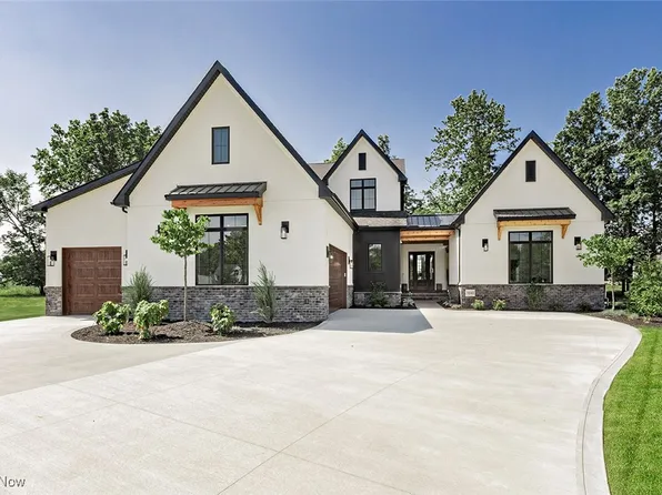 3041 Andrews Ln, Willoughby Hills, OH 44092