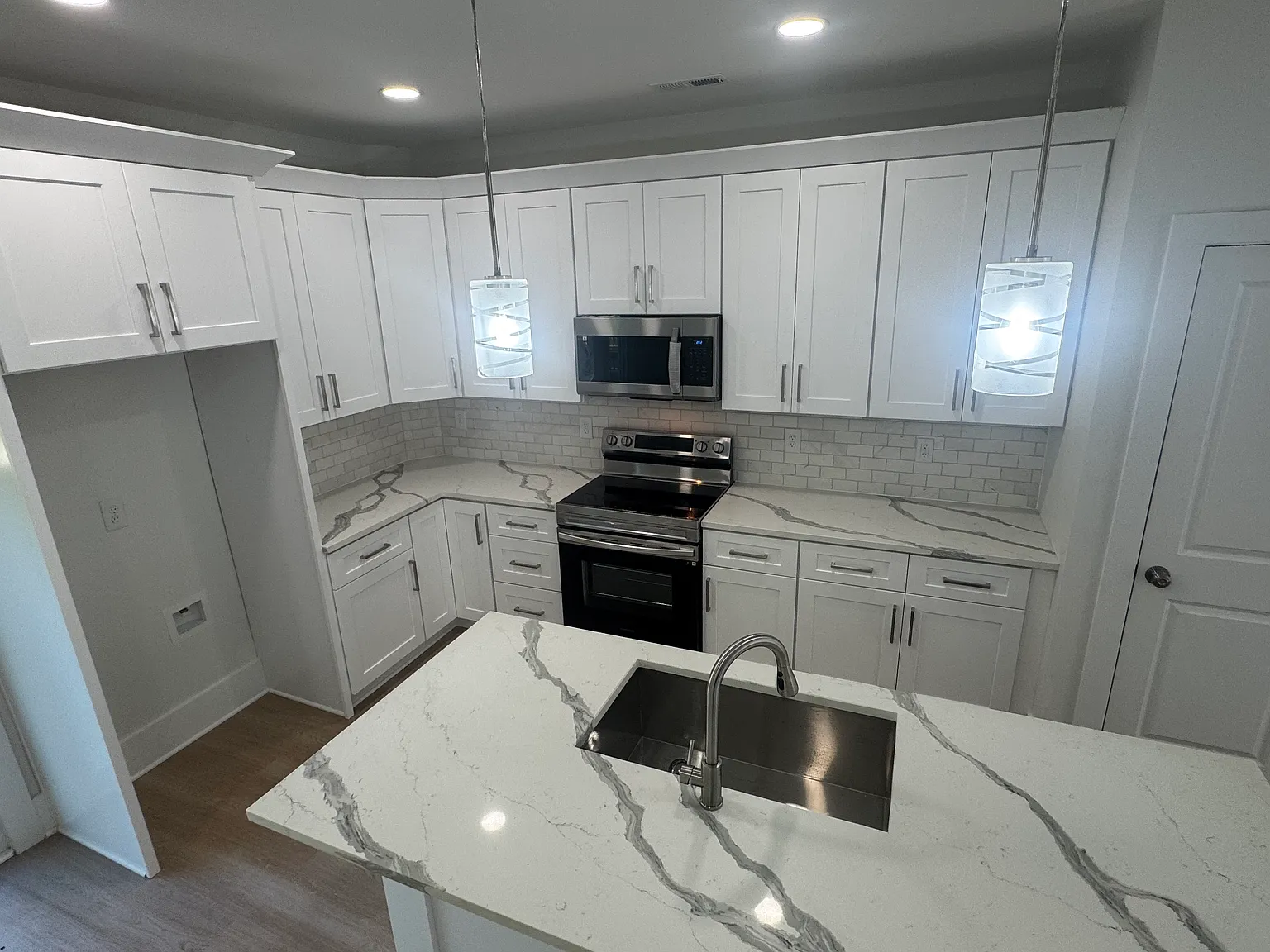 3 bed, 2.5 bath, 1495 sqft, $2,200 — Photo 2